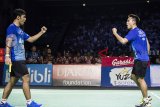 Pebulu tangkis ganda putra tim Djarum Kudus Akbar Bintang Cahyono (kanan) dan Berry Angriawan (kiri) merayakan kemenangan usai meraih poin saat melawan pebulu tangkis ganda putra tim Musica Trinity Kim Sa Rang dan Lee Yong Dae dalam laga Final Djarum Superliga Badminton 2019 di Sasana Budaya Ganesha (Sabuga), Bandung, Jawa Barat, Minggu (24/2/2019). Tim pebulu tangkis putra Djarum Kudus meraih juara setelah menang pada laga terakhir atas Musica Trinity dengan skor 3-1. ANTARA JABAR/M Agung Rajasa/agr.