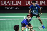 Pebulu tangkis ganda putra tim Djarum Kudus Akbar Bintang Cahyono (kiri) dan Berry Angriawan (kanan) mengembalikan kok ke arah lawannya pebulu tangkis ganda putra tim Musica Trinity Kim Sa Rang dan Lee Yong Dae dalam laga Final Djarum Superliga Badminton 2019 di Sasana Budaya Ganesha (Sabuga), Bandung, Jawa Barat, Minggu (24/2/2019). Tim pebulu tangkis putra Djarum Kudus meraih juara setelah menang pada laga terakhir atas Musica Trinity dengan skor 3-1. ANTARA FOTO/M Agung RajasaANTARA FOTO/M Agung Rajasa (ANTARA FOTO/M Agung Rajasa)