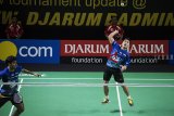 Pebulu tangkis ganda putra tim Djarum Kudus Akbar Bintang Cahyono (kanan) dan Berry Angriawan (kiri) mengembalikan kok ke arah lawannya pebulu tangkis ganda putra tim Musica Trinity Kim Sa Rang dan Lee Yong Dae dalam laga Final Djarum Superliga Badminton 2019 di Sasana Budaya Ganesha (Sabuga), Bandung, Jawa Barat, Minggu (24/2/2019). Tim pebulu tangkis putra Djarum Kudus meraih juara setelah menang pada laga terakhir atas Musica Trinity dengan skor 3-1. ANTARA JABAR/M Agung Rajasa/agr.