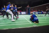 Pebulu tangkis tunggal putri tim Mutiara Cardinal Hanna Ramadini (kanan) melakukan sujud syukur bersama tim usai mengalahkan pebulu tangkis tunggal putri tim Jaya Raya Jakarta Sri Fatmawati dalam laga Final Djarum Superliga Badminton 2019 di Sasana Budaya Ganesha (Sabuga), Bandung, Jawa Barat, Sabtu (23/2/2019). Tim pebulu tangkis putri Mutiara Cardinal meraih juara setelah menang pada laga terakhir atas Jaya Raya Jakarta dengan skor 3-0. ANTARA JABAR/M Agung Rajasa/agr.