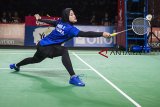 Pebulu tangkis tunggal putri tim Mutiara Cardinal Hanna Ramadini mengembalikan kok ke arah lawannya pebulu tangkis tunggal putri tim Jaya Raya Jakarta Sri Fatmawati dalam laga Final Djarum Superliga Badminton 2019 di Sasana Budaya Ganesha (Sabuga), Bandung, Jawa Barat, Sabtu (23/2/2019). Tim pebulu tangkis putri Mutiara Cardinal meraih juara setelah menang pada laga terakhir atas Jaya Raya Jakarta dengan skor 3-0. ANTARA JABAR/M Agung Rajasa/agr.