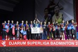 Tim pebulu tangkis putri Mutiara Cardinal merayakan kemenangan seusai laga Final Djarum Superliga Badminton 2019 di Sasana Budaya Ganesha (Sabuga), Bandung, Jawa Barat, Sabtu (23/2/2019). Tim pebulu tangkis putri Mutiara Cardinal meraih juara setelah menang pada laga terakhir atas Jaya Raya Jakarta dengan skor 3-0. ANTARA JABAR/M Agung Rajasa/agr.