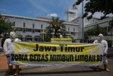 Sejumlah aktivis lingkungan yang tergabung dalam Demen Tolak Balax (DETOX) berunjukrasa di depan Kantor Gubernur Jawa Timur Jalan Pahlawan, Surabaya, Jawa Timur, Senin (25/2/2019). Mereka menyerukan sejumlah tuntutan salah satu diantaranya pemulihan lahan tercemar limbah B3 yang ada di sejumlah tempat di Jawa Timur. Antara Jatim/Didik Suhartono/ZK.