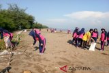 Dukung kenyamanan wisata, Bhayangkari Polres Batang bersihkan Pantai Karang Maheso