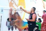 Peserta sedang menyelesaikan mural bertema Pemilu 2019 di kantor KPU Kalsel, Banjarmasin, Kalimantan Selatan, Selasa (26/2/2019).KPU Kalsel mengadakan lomba membuat Mural bertema Pemilu 2019 guna mensosialisasikan dan mengajak warga berpartisipasi menyukseskan pesta demokrasi pada 17 April 2019.Foto Antaranews Kalsel/Bayu Pratama S.