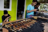 Perajin menyelesaikan pembuatan qalam atau pena kaligrafi di rumah produksi Qalam Rajawali, Gunungpuyuh, Sukabumi, Jawa Barat, Senin (25/2/2019). Dalam sebulan, industri rumahan tersebut mampu memproduksi qalam kaligrafi sebanyak 500 hingga 1000 batang dengan harga jual Rp15 - Rp300 ribu per batang serta menerima pemesanan dari dalam Negeri dan Luar Negeri seperti Negara Arab Saudi, Algeria, Lebanon dan Iraq. ANTARA JABAR/Nurul Ramadhan/agr. 
