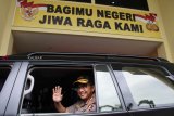 Kapolri Jenderal Polisi Tito Karnavian melambaikan tangan usai melakukan kunjungan kerja di Mapolda Kalbar, Selasa (26/2/2019). Kapolri melakukan pertemuan tertutup bersama lima kapolda se-Kalimantan beserta jajarannya guna membahas pengamanan Pemilu 2019 serta penanggulangan kebakaran hutan dan lahan di wilayah Kalimantan. ANTARA FOTO/Jessica Helena Wuysang