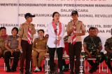 Menko Pembangunan Manusia dan kebudayaan Puan Maharani (ketiga kanan) didampingi Bupati Landak Karolin Margret Natasa (ketiga kiri), Pangdam XII/Tanjungpura Mayjen TNI Achmad Supriyadi (kanan) dan Wakapolda Kalbar Brigjen Pol Sri Handayani (kiri), berbicara dengan dua anggota Pramuka saat pembukaan Kemah Revolusi Mental di Kabupaten Landak, Kalimantan Barat, Selasa (26/2/2019). Kemah Revolusi Mental yang diikuti seribu anggota Pramuka tersebut bertujuan untuk memupuk rasa nasionalisme dan cinta tanah air. ANTARA FOTO/Humas Bupati Landak-Yohanes Kurnia Irawan/jhw