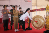 Menko Pembangunan Manusia dan kebudayaan Puan Maharani (kanan) didampingi Bupati Landak Karolin Margret Natasa (kedua kanan), Pangdam XII/Tanjungpura Mayjen TNI Achmad Supriyadi (kedua kiri) dan Wakapolda Kalbar Brigjen Pol Sri Handayani (kiri) memukul gong saat pembukaan Kemah Revolusi Mental di Kabupaten Landak, Kalimantan Barat, Selasa (26/2/2019). Kemah Revolusi Mental yang diikuti seribu anggota Pramuka tersebut bertujuan untuk memupuk rasa nasionalisme dan cinta tanah air. ANTARA FOTO/Humas Bupati Landak-Yohanes Kurnia Irawan/jhw