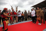 Menko Pembangunan Manusia dan kebudayaan Puan Maharani (kedua kanan) didampingi Bupati Landak Karolin Margret Natasa (kanan) menjalani upacara penyambutan khas Dayak saat pembukaan Kemah Revolusi Mental di Kabupaten Landak, Kalimantan Barat, Selasa (26/2/2019). Kemah Revolusi Mental yang diikuti seribu anggota Pramuka tersebut bertujuan untuk memupuk rasa nasionalisme dan cinta tanah air. ANTARA FOTO/Humas Bupati Landak-Yohanes Kurnia Irawan/jhw