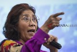 Menteri Kelautan dan Perikanan yang juga sebagai Komandan Satuan Tugas Pemberantasan Penangkapan ikan secara ilegal (Satgas 115) Susi Pudjiastuti memberikan keterangan terkait penangkapan kapal Vietnam di laut Natuna Utara, Bandung, Jawa Barat, Senin (25/2/2019). Dalam keterangannya Susi Pudjiastuti menyatakan protes keras terhadap tindakan Vietnam Fisheries Resources Surveillance KN-241 yang telah menerobos masuk wilayah ZEE Indonesia serta memotong haluan laju KP. HIU MACAN 01 dalam menjalankan tugas saat mengamankan empat kapal Vietnam yang sedang melakukan aktivitas perikanan tangkap yang ilegal (illegal, unreported, unregulated fishing/IUUF) di laut Natuna Utara. ANTARA JABAR/M Agung Rajasa/agr.