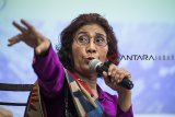 Menteri Kelautan dan Perikanan yang juga sebagai Komandan Satuan Tugas Pemberantasan Penangkapan ikan secara ilegal (Satgas 115) Susi Pudjiastuti memberikan keterangan terkait penangkapan kapal Vietnam di laut Natuna Utara, Bandung, Jawa Barat, Senin (25/2/2019). Dalam keterangannya Susi Pudjiastuti menyatakan protes keras terhadap tindakan Vietnam Fisheries Resources Surveillance KN-241 yang telah menerobos masuk wilayah ZEE Indonesia serta memotong haluan laju KP. HIU MACAN 01 dalam menjalankan tugas saat mengamankan empat kapal Vietnam yang sedang melakukan aktivitas perikanan tangkap yang ilegal (illegal, unreported, unregulated fishing/IUUF) di laut Natuna Utara. ANTARA JABAR/M Agung Rajasa/agr.