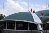 Tim SAR membersihkan kubah Masjid Jami' Al Baitul Amien Jember, Jawa Timur, Selasa (26/2/2019). Dalam rangka memperingati HUT Basarnas ke-47, Pos Basarnas Jember mengadakan bakti sosial dengan membersihkan kubah dan menara masjid. Antara Jatim/Seno/zk