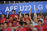 Para pemain Timnas U-22 mengangkat Piala AFF U-22 seusai penganugerahan piala tersebut di Stadion Nasional Olimpiade Phnom Penh, Kamboja, Selasa (26/2/2019). Indonesia berhasil menjadi juara setelah mengalahkan Thailand di babak final dengan skor 2-1. ANTARA FOTO/Nyoman Budhiana/fik/19