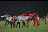 Pemain dan ofisial Timnas U-22 membawa Bendera Merah Putih setelah berhasil memenangi babak Final Piala AFF U-22 di Stadion Nasional Olimpiade Phnom Penh, Kamboja, Selasa (26/2/2019). Indonesia menjadi juara setelah mengalahkan Thailand di babak final dengan skor 2-1. ANTARA FOTO/Nyoman Budhiana/fik/19