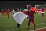 Pemain Timnas U-22 Sani Riski Fauzi membawa Bendera Merah Putih setelah berhasil memenangi babak final Piala AFF U-22 di Stadion Nasional Olimpiade Phnom Penh, Kamboja, Selasa (26/2/2019). Indonesia menjadi juara setelah mengalahkan Thailand di babak final dengan skor 2-1. ANTARA FOTO/Nyoman Budhiana/fik/19