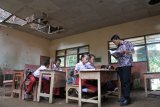 Siswa SDN Mulyorejo 05 belajar di ruang kelas yang rusak di Desa Mulyorejo, Silo, Jember, Jawa Timur, Rabu (27/2/2019). Sejumlah siswa kelas IV dan V terpaksa belajar di ruang kelas yang rusak selama lima tahun terakhir dan tidak pernah ada perbaikan dari Pemerintah Kabupaten Jember. Antara Jatim/Seno/Zk