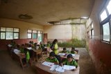 Siswa SDN Mulyorejo 05 belajar di ruang kelas yang rusak di Desa Mulyorejo, Silo, Jember, Jawa Timur, Rabu (27/2/2019). Sejumlah siswa kelas IV dan V terpaksa belajar di ruang kelas yang rusak selama lima tahun terakhir dan tidak pernah ada perbaikan dari Pemerintah Kabupaten Jember. Antara Jatim/Seno/Zk