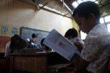 Siswa SDN Mulyorejo 05 belajar di ruang kelas yang rusak di Desa Mulyorejo, Silo, Jember, Jawa Timur, Rabu (27/2/2019). Sejumlah siswa kelas IV dan V terpaksa belajar di ruang kelas yang rusak selama lima tahun terakhir dan tidak pernah ada perbaikan dari Pemerintah Kabupaten Jember. Antara Jatim/Seno/Zk