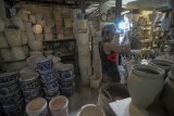 Perajin melakukan proses produksi keramik di sentra industri keramik Kiaracondong, Bandung, Jawa Barat, Rabu (27/2/2019). Asosiasi Aneka Keramik Indonesia (Asaki) memprediksi pada 2019, utilisasi produksi keramik nasional akan naik sebesar 23 persen pada tahun pertama, 21 persen pada tahun kedua, dan 19 persen pada tahun ketiga akibat adanya penerapan bea masuk tindakan pengamanan (BMTP) terhadap impor produk keramik. ANTARA JABAR/Raisan Al Farisi/agr.