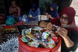  Perajin memilah sampah plastik untuk dijadikan kerajinan tas di kawasan Suko, Sidoarjo, Jawa Timur, Selasa (26/2/2019). Kerajinan berbahan sampah plastik yang di daur ulang menjadi tas dan dijual dengan harga Rp25 ribu - Rp250 ribu per buah tersebut kesulitan meningkatkan produksinya karena terkendala modal dan pemasaran. Antara Jatim/Umarul Faruq/zk