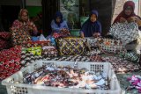 Perajin menyelesaikan pembuatan kerajinan berbahan baku sampah plastik di kawasan Suko, Sidoarjo, Jawa Timur, Selasa (26/2/2019). Kerajinan berbahan sampah plastik yang di daur ulang menjadi tas dan dijual dengan harga Rp25 ribu - Rp250 ribu per buah tersebut kesulitan meningkatkan produksinya karena terkendala modal dan pemasaran. Antara Jatim/Umarul Faruq/zk