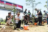 Wakil Gubernur Jawa Timur Emil Elestianto Dardak (kedua kiri) menanam pohon cemara pecut seusai upacara Pembukaan TNI Manunggal Membangun Desa (TMMD) ke-104 tahun 2019 di lapangan Desa Poncol, Kabupaten Magetan, Jawa Timur, Selasa (26/2/2019). Wakil Gubernur Jawa Timur Emil Elestianto Dardak (kedua kiri) menyerahkan bantuan bahan pokok kepada warga seusai upacara Pembukaan TNI Manunggal Membangun Desa (TMMD) ke-104 tahun 2019 di lapangan Desa Poncol, Kabupaten Magetan, Jawa Timur, Selasa (26/2/2019). TMMD ke-104 akan berlangsung selama 30 hari mulai 26 Februari hingga 27 Maret 2019. Antara Jatim/Siswowidodo/ZK.