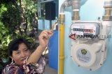 Warga menyalakan meteran gas saat peresmian sambungan jaringan gas bumi rumah tangga di Puri Nirwana 3, Cibinong, Kabupaten Bogor, Jawa Barat, Rabu (27/2/2019). PT Perusahaan Gas Negara Tbk. (PGN) menambah jaringan gas untuk rumah tangga dan pelanggan kecil sebanyak 5.120 sambungan rumah (SR) di wilayah Kecamatan Cibinong dan Bojong Gede sebagai upaya untuk memperluas dan pemerataan pemanfaatan kekayaan alam negeri ini. ANTARA JABAR/Arif Firmansyah/agr.