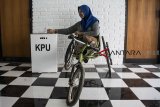 Warga penyandang disabilitas melakukan simulasi penggunaan hak suara pada acara Sosialisasi dan Pendidikan Bagi Pemilih Disabillitas pada Pemilu 2019 di Gor Pajajaran, Bandung, Jawa Barat, Rabu (27/2/2019). Kegiatan tersebut bertujuan memberikan pemahaman dan penjelasan tentang akses yang didapat bagi para penyandang disabilitas dalam memberikan hak suara di TPS pada Pemilu 2019 april mendatang. ANTARA JABAR/Novrian Arbi/agr. 