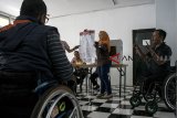 Anggota KPU Kota Bandung menunjukkan contoh surat suara pada acara Sosialisasi dan Pendidikan Bagi Pemilih Disabillitas pada Pemilu 2019 di Gor Pajajaran, Bandung, Jawa Barat, Rabu (27/2/2019). Kegiatan tersebut bertujuan memberikan pemahaman dan penjelasan tentang akses yang didapat bagi para penyandang disabilitas dalam memberikan hak suara di TPS pada Pemilu 2019 april mendatang. ANTARA JABAR/Novrian Arbi/agr. 