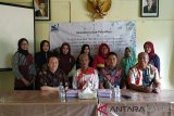 Kepala Dinas Kesehatan H. Akhmad Rivai, di Kotabaru, idampingi Kepala Laboratorium Bakteriologi Molekuler Kementerian Ristek Dikti, Dodi Safari, S.Si, Ph.D.foto bersama dengan para perawat Puskesmas Dirgahayu Kecamatan Pulau Laut Utara Kabupaten Kotabaru, Rabu (27/2/2019). Kabupaten Kotabaru Kalimantan Selatan ditunjuk sebagai lokasi penelitian Laboratorium Bakteriologi Molekuler Kementerian Ristek Dikti bertujuan untuk menjelaskan distribusi serotipe Streptococcus pneumoniae dan serogroup Haemophilus influenza yang terkolonisasi dalam saluran pernafasan dan mulut anak-anak sehat usia di bawah 5 tahun di Indonesia.(Foto Antaranews Kalsel/hms/f