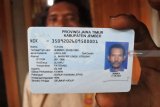 Seorang buruh tani bernama Tuhan memperlihatkan KTP Elektronik di Kelurahan Slawu, Patrang, Jember, Jawa Timur, Rabu (27/2/2019). Enam orang bernama Tuhan masuk dalam daftar pemilih tetap (DPT) Pemilu Presiden dan Pemilu Legeslatif 2019 di Kabupaten Jember. Antara Jatim/Seno/zk