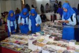 Pengunjung memilih buku di stand pameran saat digelar Pesta Ponorogo Sejuta Buku 2019 di Gedung Sasana Praja Ponorogo, Jawa Timur, Rabu, (27/2/2019). Pameran buku yang digelar Dinas Perpustakaan dan Kearsipan Ponorogo dengan melibatkan ratusan penerbit tersebut akan berlangsung hingga 5 Maret 2019, guna meningkatkan minat baca. Antara Jatim/Siswowidodo/zk