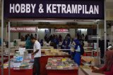 Pengunjung memilih buku di stand pameran saat digelar Pesta Ponorogo Sejuta Buku 2019 di Gedung Sasana Praja Ponorogo, Jawa Timur, Rabu, (27/2/2019). Pameran buku yang digelar Dinas Perpustakaan dan Kearsipan Ponorogo dengan melibatkan ratusan penerbit tersebut akan berlangsung hingga 5 Maret 2019, guna meningkatkan minat baca. Antara Jatim/Siswowidodo/zk