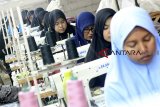 Sejumlah pekerja memproduksi pakaian disalah satu pabrik garmen di Bogor, Jawa Barat, Rabu (27/2/2019). Kementerian Perindustrian menyatakan pada tahun 2018, sektor industri manufaktur menyerap tenaga kerja sebanyak 18,25 juta orang, jumlah tersebut berkontribusi sebesar 14,72 persen terhadap total tenaga kerja nasional dan diperkirakan bisa menambah lagi penyerapan tenaga kerja di tahun 2019 ini. ANTARA JABAR/Yulius Satria Wijaya/agr. 