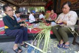 Umat Hindu membuat tempat sesaji dari janur menjelang upacara Melasti, di Pura Agung Jagat Karana, Surabaya, Jawa Timur, Kamis (28/2/2019). Sejumlah persiapan dilakukan umat Hindu di Surabaya menjelang upacara Melasti pada Minggu (3/3/2019). Antara Jatim/Didik Suhartono/zk