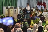 Presiden Joko Widodo memberikan sambutan pada Musyawarah Nasional (Munas) Alim Ulama dan Konferensi Besar (Konbes) Nahdlatul Ulama di Pondok Pesantren Miftahul Huda Al-Azhar Citangkolo, Kota Banjar, Jawa Barat, Rabu (27/2/2019). Dalam sambutanya, Jokowi mengakui kalau NU merupakan organisasi jemaah terbesar di Indonesia yang sudah berkontribusi banyak untuk keutuhan bangsa Indonesia dan selalu terdepan membela negara dari pihak-pihak yang ingin merubah Pancasila sebagai dasar negara serta membenturkan islam dan Pancasila. ANTARA JABAR/Adeng Bustomi/agr.