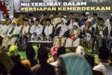 Presiden Joko Widodo menyaksikan video pendek sejarah Nahdlatul Ulama (NU) didampingi Muhtasyar NU KH Ma'ruf Amin (kelima kiri) Rais Aam PBNU KH Miftahul Akhyar (keempat kanan) dan Ketua Umum PBNU KH Said Aqil Siroj (kelima kanan) pada Musyawarah Nasional (Munas) Alim Ulama dan Konferensi Besar (Konbes) Nahdlatul Ulama di Pondok Pesantren Miftahul Huda Al-Azhar Citangkolo, Kota Banjar, Jawa Barat, Rabu (27/2/2019). Dalam sambutanya, Jokowi mengakui kalau NU merupakan organisasi jemaah terbesar di Indonesia yang sudah berkontribusi banyak untuk keutuhan bangsa Indonesia dan selalu terdepan membela negara dari pihak-pihak yang ingin merubah Pancasila sebagai dasar negara serta membenturkan islam dan Pancasila. ANTARA JABAR/Adeng Bustomi/agr.