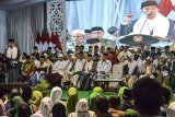 Presiden Joko Widodo memberikan sambutan pada Musyawarah Nasional (Munas) Alim Ulama dan Konferensi Besar (Konbes) Nahdlatul Ulama di Pondok Pesantren Miftahul Huda Al-Azhar Citangkolo, Kota Banjar, Jawa Barat, Rabu (27/2/2019). Dalam sambutanya, Jokowi mengakui kalau NU merupakan organisasi jemaah terbesar di Indonesia yang sudah berkontribusi banyak untuk keutuhan bangsa Indonesia dan selalu terdepan membela negara dari pihak-pihak yang ingin merubah Pancasila sebagai dasar negara serta membenturkan islam dan Pancasila. ANTARA JABAR/Adeng Bustomi/agr.