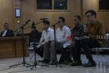 Empat Terdakwa kasus dugaan suap perizinan proyek Meikarta Billy Sindoro (kanan), Henry Jasmen (kedua kanan), Fitra Djaja Purnama (ketiga kanan) dan Taryudi (keempat kanan) bergantian membacakan nota pembelaan pada sidang lanjutan di Pengadilan Tipikor Bandung, Jawa Barat, Rabu (27/2/2019) malam. Pada pembacaan nota pembelaan tersebut Billy Sindoro menolak dakwaan Jaksa KPK terkait sebagai pengatur dan pengurus aliran dana kepada penyelanggara negara Kabupaten Bekasi untuk perizinan proyek Meikarta. ANTARA JABAR/Novrian Arbi/agr. 
