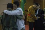 Terdakwa kasus dugaan suap perizinan proyek Meikarta Billy Sindoro (kedua kanan) berdiskusi dengan penasihat hukum usai pembacaan nota pembelaan pada sidang lanjutan di Pengadilan Tipikor Bandung, Jawa Barat, Rabu (27/2/2019) malam. Pada pembacaan nota pembelaan tersebut Billy Sindoro menolak dakwaan Jaksa KPK terkait sebagai pengatur dan pengurus aliran dana kepada penyelanggara negara Kabupaten Bekasi untuk perizinan proyek Meikarta. ANTARA JABAR/Novrian Arbi/agr. 