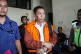 Terdakwa Ali Murtopo (tengah) seusai menjalani sidang putusan terkait kasus memberi suap Bupati Malang, Rendra Kresna sebesar Rp 3,45 miliar untuk penyediaan sarana Dinas Pendidikan Pemerintah Kabupaten Malang di Pengadilan Tindak Pidana Korupsi (Tipikor) Juanda, Sidoarjo, Jawa Timur, Kamis (28/2/2019). Majelis hakim menjatuhkan vonis Ali Murtopo dengan pidana tiga tahun penjara dan denda Rp 200 juta subsider kurungan selama enam bulan. Antara Jatim/Umarul Faruq/zk