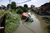 Truk kontainer bermuatan tripleks tercebur ke sungai di kawasan Medaeng, Sidoarjo, Jawa Timur, Kamis (28/2/2019). Truk bernomor Polisi L 9258 UP tersebut menerobos pembatas jalan dan diduga pengemudi mengantuk. Antara Jatim/Umarul Faruq/zk
