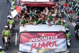 Pemain dan ofisial Timnas U-22 Indonesia menaiki bus tingkat ketika mengikuti konvoi menuju Istana Negara saat melintas di Jalan Sudirman, Jakarta, Kamis (28/2/2019). Konvoi timnas U-22 dari Hotel Sultan menuju Istana Negara itu digelar untuk merayakan keberhasilan skuat Garuda Muda menjuarai Piala AFF U-22 di Kamboja. ANTARA FOTO/Hafidz Mubarak A/pras. 