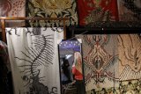 Pengunjung memilih produk kain batik di salah satu stan pameran saat Festival Batik Hinggil 2019 di Surabaya, Jawa Timur, Kamis (28/2/2019). Pameran yang berlangsung hingga 3 Maret 2019 tersebut diikuti sekitar 150 peserta yang menjual produk-produk kain batik, tenun, bordir, songket, aksesoris serta kerajinan nusantara lainnya dengan tujuan untuk mengembangkan kreativitas, produktivitas dan membuka jaringan pasar secara maksimal. (ANTARA FOTO)