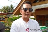 Rekan sesama artis Minang mengantarkan pemakaman Nedi Gampo