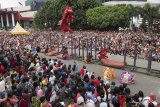 Ribuan warga menyaksikan atraksi Barongsai di kawasan Trans Studio Mall, Bandung, Jawa Barat, Selasa (5/2/2019). Sejumlah pusat perbelanjaan dan lokasi wisata menggelar berbagai atraksi budaya Tiongkok sebagai daya tarik bagi pengunjung dalam rangka perayaan tahun baru Imlek. ANTARA JABAR/M Agung Rajasa/agr. 