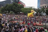 Ribuan warga menyaksikan atraksi Barongsai di kawasan Trans Studio Mall, Bandung, Jawa Barat, Selasa (5/2/2019). Sejumlah pusat perbelanjaan dan lokasi wisata menggelar berbagai atraksi budaya Tiongkok sebagai daya tarik bagi pengunjung dalam rangka perayaan tahun baru Imlek. ANTARA JABAR/M Agung Rajasa/agr. 