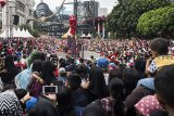 Ribuan warga menyaksikan atraksi Barongsai di kawasan Trans Studio Mall, Bandung, Jawa Barat, Selasa (5/2/2019). Sejumlah pusat perbelanjaan dan lokasi wisata menggelar berbagai atraksi budaya Tiongkok sebagai daya tarik bagi pengunjung dalam rangka perayaan tahun baru Imlek. ANTARA JABAR/M Agung Rajasa/agr. 