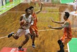 Pebasket BPD DIY Bima Perkasa Yanuar Dwi Priasmoro (kanan) mencoba melewati hadangan pebasket NSH Jakarta Andre Rorimpandey (tengah) dan Muhammad El Islamy (kanan) saat pertandingan Indonesian Basketball League (IBL) Pertamax musim 2018-2019 seri Surabaya di GOR Pasific, Surabaya, Jawa Timur, Sabtu (2/2/2019). BPD DIY Bima Perkasa mengalahkan NSH Jakarta dengan skor 83-78. Antara Jatim/Moch Asim/ZK.